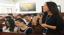 Học sinh Trường THPT Nguyễn Đáng (Trà Vinh) tham quan và được tư vấn, hướng nghiệp tại Trường ĐH Giao thông vận tải TP.HCM