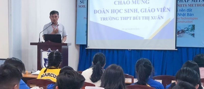Học sinh và giáo viên Trường THPT Bùi Thị Xuân (Đà Lạt) tham quan UT-HCMU