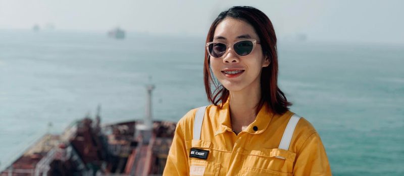 Con gái học điều khiển tàu biển, làm việc trên tàu viễn dương: Áp lực hay thú vị?